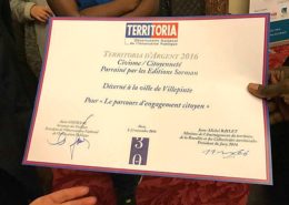 Prix territoria remis à Martine Valleton, Maire de Villepinte, accompagnée de Max Maran, maire adjoint chargé de la jeunesse,