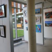 les œuvres des associations artistiques Aplica,CCMV et reflets du vitrail dans le hall du Centre Culturel Joseph Kessel, près de la Médiathèque de Villepinte