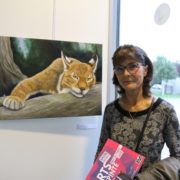 Christine Slimani devant son oeuvre « Œil de lynx », récompensé du prix du public 2018 lors du salon Arts Villepinte 2018