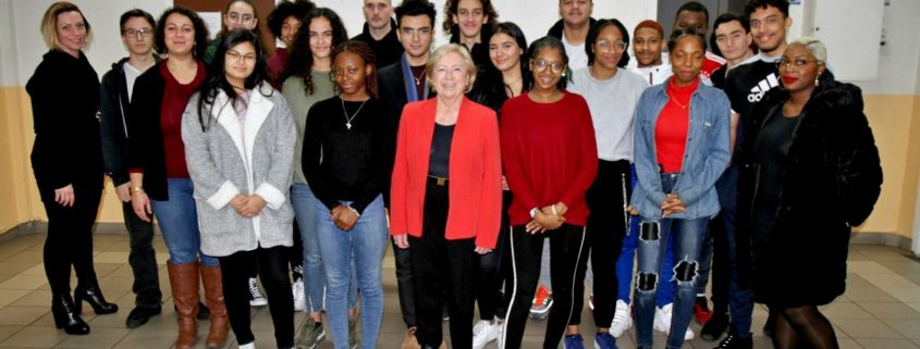 Dispositif engagement citoyen session 2018-19 : les 17 jeunes avec Martine Valleton, maire de Villepinte (93)
