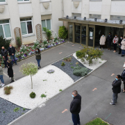 Minute de silence sur le parvis de l'hotel de ville de la Mairie de Villepinte (93) en hommage à Stéphanie Monfermé, victime vendredi 23 avril d'un acte terroriste à Rambouillet.