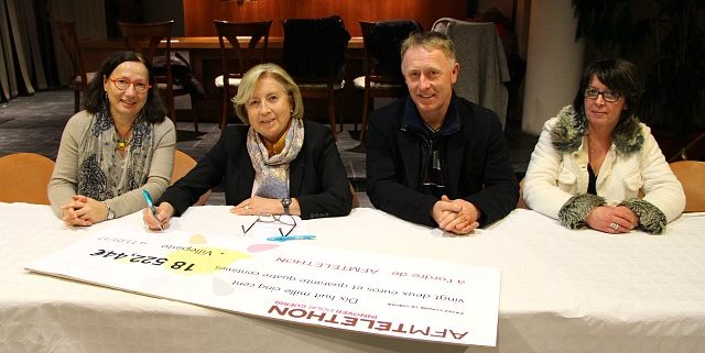 Cérémonie de la remise du chèque à l'AFM-Téléthon à Villepinte par Martine Valleton, Maire de Villepinte