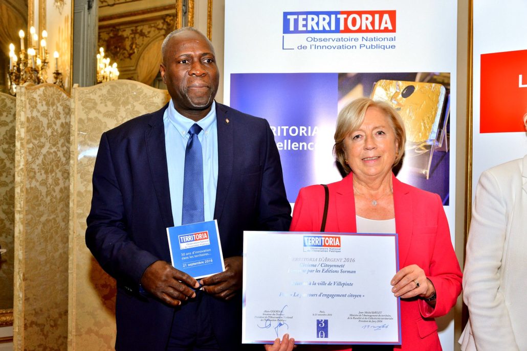 Prix territoria remis à Martine Valleton, Maire de Villepinte, accompagnée de Max Maran, maire adjoint chargé de la jeunesse,