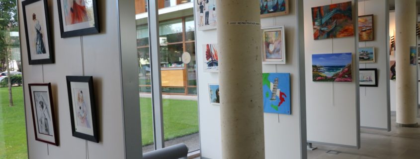 les œuvres des associations artistiques Aplica,CCMV et reflets du vitrail dans le hall du Centre Culturel Joseph Kessel, près de la Médiathèque de Villepinte