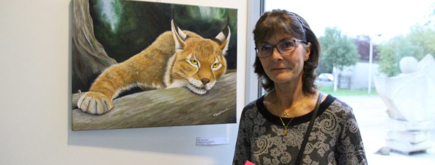 Christine Slimani devant son oeuvre « Œil de lynx », récompensé du prix du public 2018 lors du salon Arts Villepinte 2018
