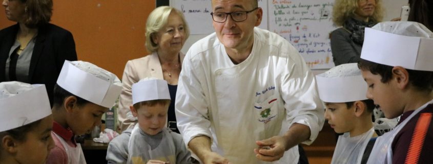 Le Chef étoilé Jean-Claude Cahagnet avec les élèves de CE2 de l'école Lucie Aubrac de Villepinte (93), vendredi 5 octobre 2018