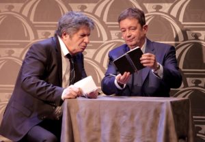 lionel Astier et Frédéric bouraly dans "Deux mensonges et une vérité", pièce de théâtre de Jean-Luc Moreau