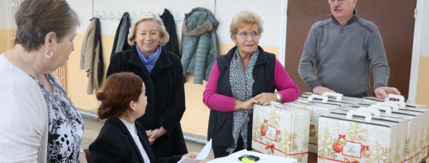 Distribution des Colis de Noël offerts par le CCAS et la Ville de Villepinte (93) en présence de Martine Valleton, Maire de Villepinte